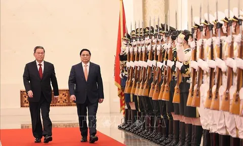 Thủ tướng Lý Cường chủ trì Lễ đón Thủ tướng Phạm Minh Chính thăm chính thức Trung Quốc