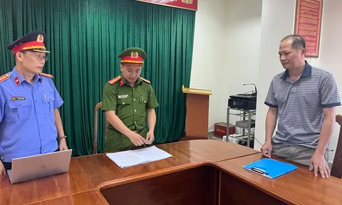 Bắt 2 phó giám đốc trung tâm đăng kiểm ở Quảng Bình vì nhận hối lộ