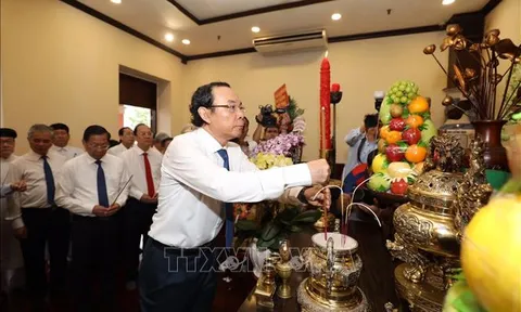 Lãnh đạo TP Hồ Chí Minh dâng hương tưởng niệm Chủ tịch Hồ Chí Minh
