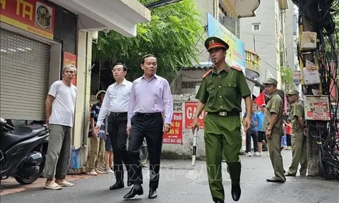 Phó Thủ tướng Trần Lưu Quang đến hiện trường chỉ đạo khắc phục hậu quả vụ cháy chung cư mini ở Thanh Xuân