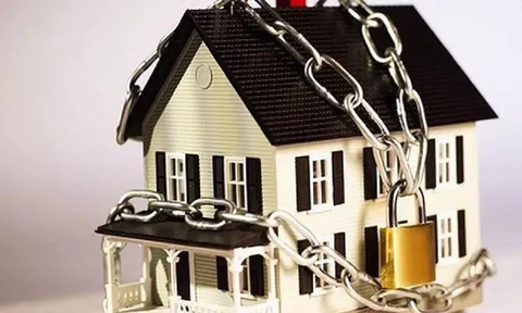 Nhà đất đang thế chấp ngân hàng, có tặng cho con được không?