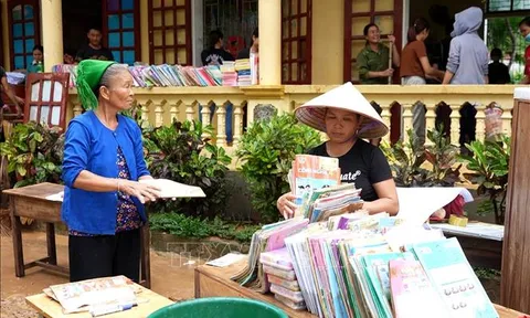 Bộ trưởng Bộ Giáo dục và Đào tạo thăm hỏi thầy và trò các tỉnh chịu ảnh hưởng mưa lũ