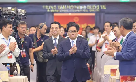 Thủ tướng: Đẩy mạnh số hóa giao dịch bất động sản, làm sạch dữ liệu người giao dịch chứng khoán