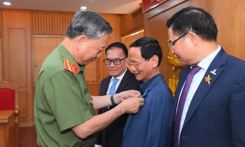 Chủ tịch HĐQT Tập đoàn GELEXIMCO vinh dự nhận Kỷ niệm chương 'Bảo vệ an ninh Tổ quốc'