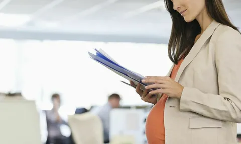 Vợ chồng công chức sinh con thứ ba có bị chậm tăng lương?