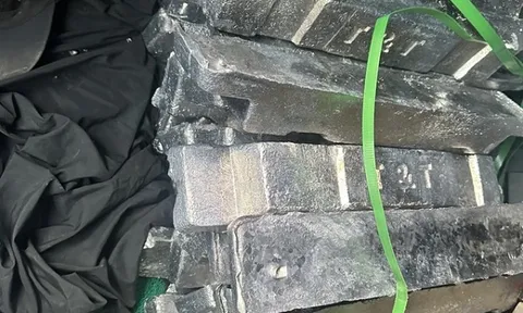 Tạm giữ hình sự 3 đối tượng lấy trộm hơn 2 tấn chì của công ty