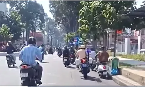Tạm đình chỉ công tác CSGT dùng chân đạp người đi xe máy ngã xuống đường