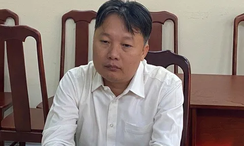 Khởi tố bị can, bắt tạm giam cán bộ Cục Hải quan Tp.HCM