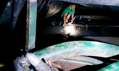 Bắt quả tang nhóm đối tượng khai thác cát trái phép trên sông Hậu