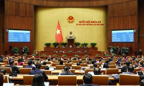 Chủ tịch Quốc hội ký chứng thực Luật Đất đai (sửa đổi) và Luật Các tổ chức tín dụng (sửa đổi)