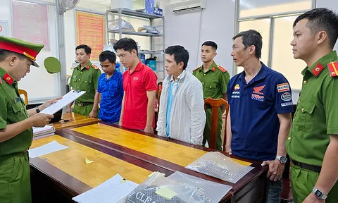 Bắt nhóm nhân viên công ty giao hàng nhanh tham ô và trộm cắp tài sản