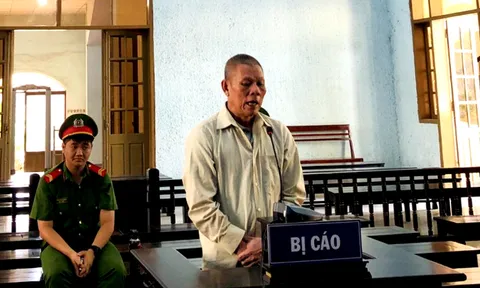 Mâu thuẫn trong lúc ăn cơm, người đàn ông tưới xăng đốt 'vợ hờ'