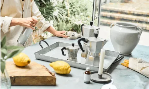 Vợ ở nhà chăm con, nội trợ là 'vô dụng', chồng nuôi?