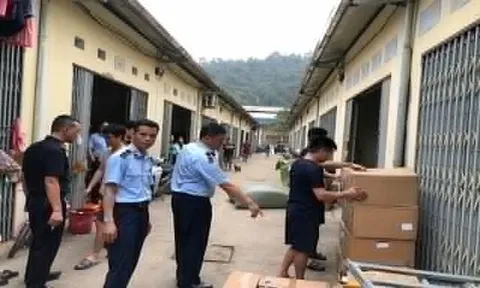 Phát hiện 2 kho hàng cất giấu hơn 40.000 sản phẩm nghi nhập lậu
