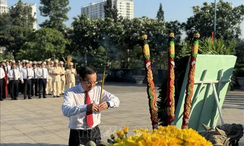 Dâng hương, hoa thành kính tưởng niệm các vị lãnh tụ, anh hùng, liệt sỹ