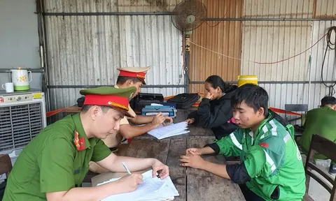 Nam thanh niên vi phạm tốc độ, lao xe máy vào CSGT