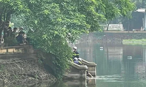 Hà Nội: Phát hiện thi thể nữ sinh đeo ba lô có gạch dưới hồ Láng