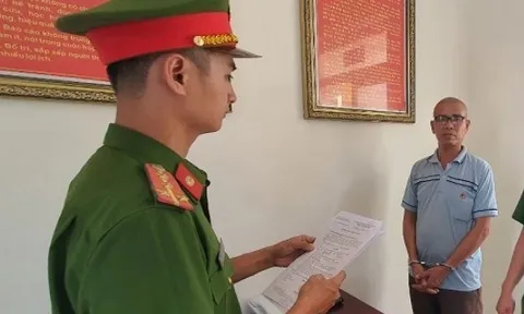 Bị vợ tát, người đàn ông dùng dao đâm vợ rồi tự sát