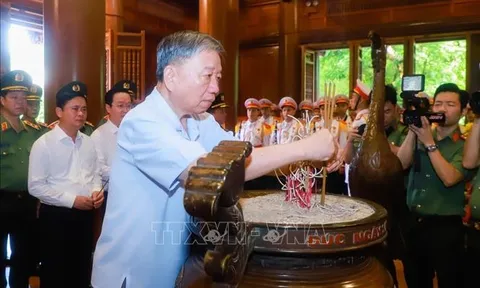 Bộ trưởng Tô Lâm dâng hương tưởng niệm Chủ tịch Hồ Chí Minh