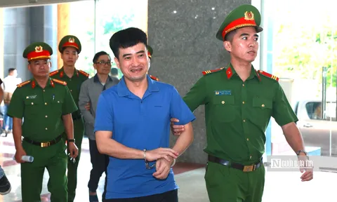 Xử phúc thẩm vụ Việt Á: Phan Quốc Việt cười tươi khi được dẫn tới toà