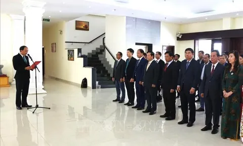 Dâng hương tri ân công đức Chủ tịch Hồ Chí Minh tại Campuchia