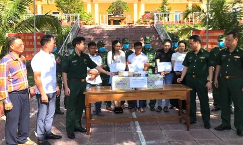 Bắt 5 đối tượng vận chuyển 100 bánh heroin từ Lào vào Việt Nam