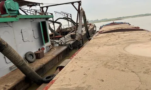 Hà Nội: Bắt giữ tàu khai thác cát trái phép trên sông Hồng