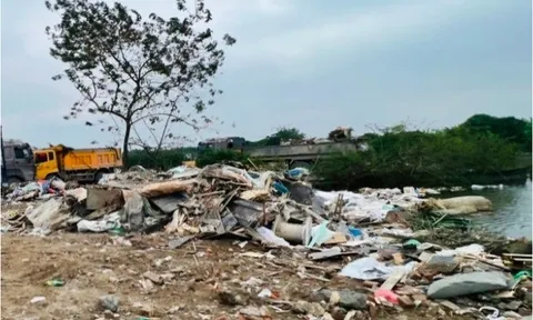 Khởi tố đối tượng đổ hơn 2.000 tấn chất thải xuống ao