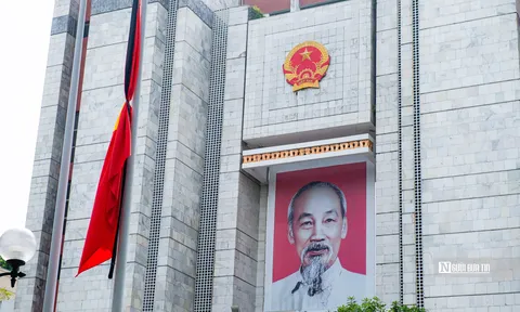 Hà Nội đồng loạt treo cờ rủ tưởng niệm Tổng Bí thư Nguyễn Phú Trọng