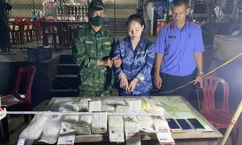 Bắt thiếu nữ 19 tuổi vận chuyển 15kg ma túy và 40 bánh heroin