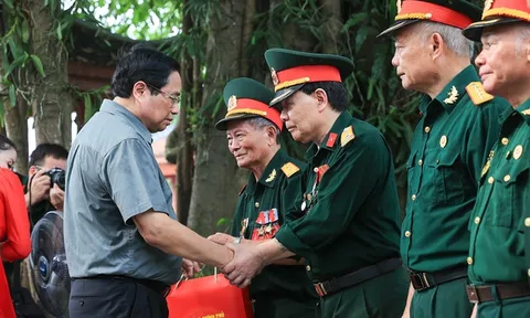 Thủ tướng tưởng niệm các Anh hùng liệt sĩ, thăm thương binh tại Thái Nguyên
