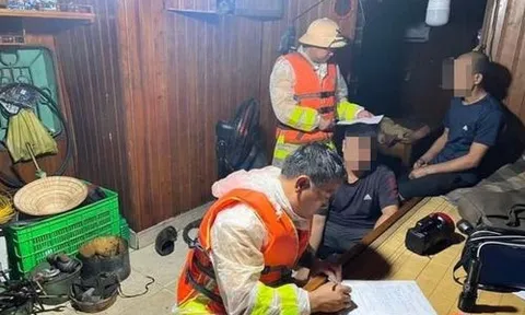 Bắt giữ tàu khai thác cát trái phép trên sông Hồng lúc nửa đêm