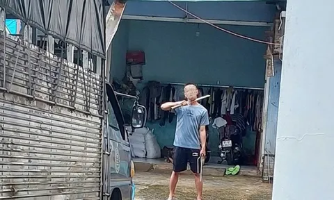 Cãi nhau với vợ, người chồng nghi ngáo đá kề mã tấu vào cổ dọa tự sát