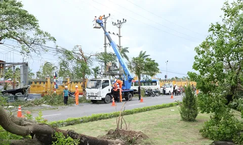 Dồn lực khắc phục sự cố lưới điện sau bão số 3