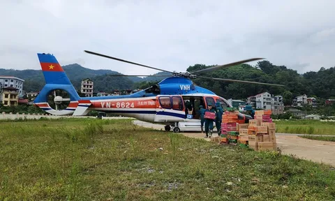 Trực thăng Quân đội tiếp tục vận chuyển hàng cứu trợ đến Cao Bằng