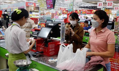 Thủ tướng yêu cầu xử lý nghiêm, công khai việc găm hàng, tăng giá bất hợp lý trong bão lũ