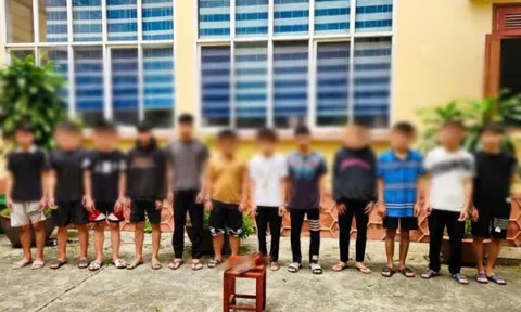 Bắt giữ 12 đối tượng mang hung khí gây náo loạn đường phố ở Hà Nội