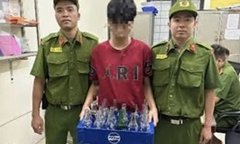 Bắt giữ đối tượng mang chai thủy tinh ném vào người đi đường ở Hà Nội