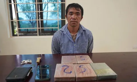 Bắt đối tượng mua bán trái phép chất ma tuý, thu giữ 5 bánh heroin