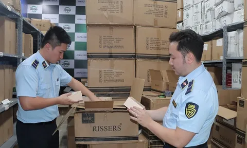 Thu giữ hơn 10.000 chai nước hoa không rõ nguồn gốc của một 'hot Tiktoker'