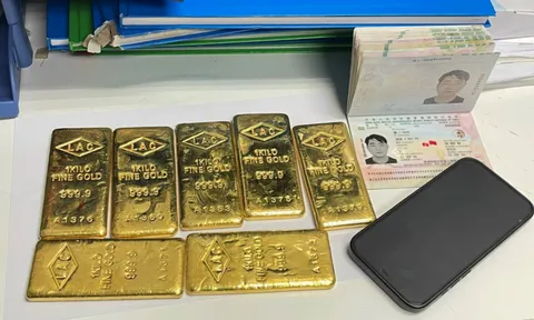 Phát hiện một du khách giấu 7kg kim loại nghi là vàng ở sân bay Nội Bài