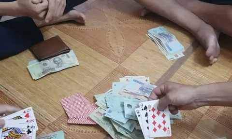 Bắt cán bộ cơ sở cai nghiện ma túy ở Hà Nội đang sát phạt trên chiếu bạc