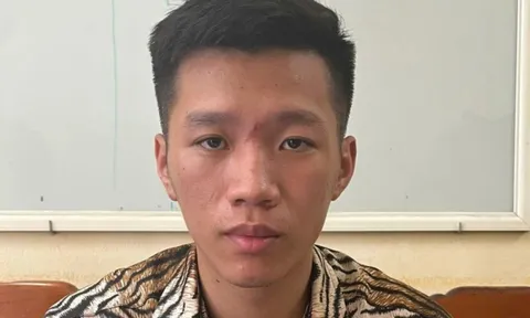 Bị kiểm tra nồng độ cồn khi đang chở bạn gái, nam thanh niên lao vào chửi bới cảnh sát