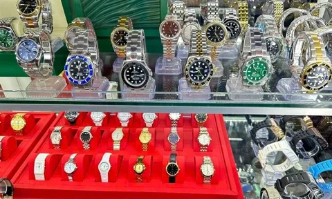 Thu giữ hàng trăm đồng hồ, túi xách nghi nhái hàng hiệu tại chợ Bến Thành