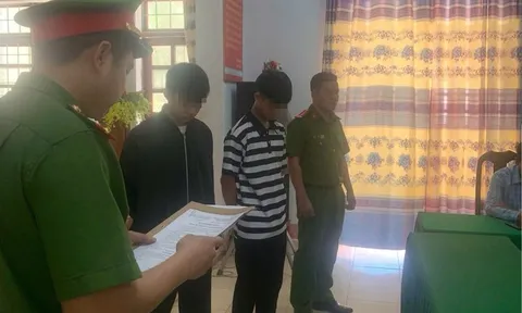 Khởi tố 3 nam sinh lớp 12 mang dao vào trường đâm bạn học