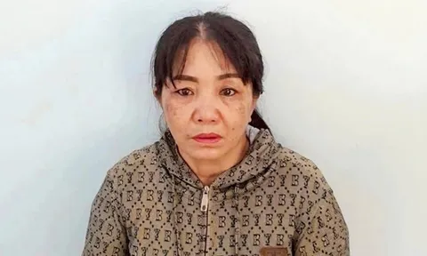 Bé gái 12 tuổi bị mẹ nuôi tạt nước sôi vào người vì làm mất vé số