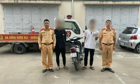 Con trai đi xe máy 'bốc đầu', người bố cũng bị công an xử phạt