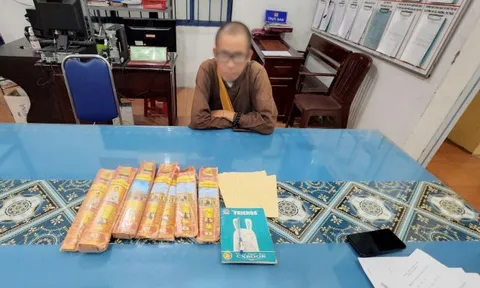 Công an làm việc với đối tượng giả danh tu sĩ đi bán nhang, kêu gọi từ thiện