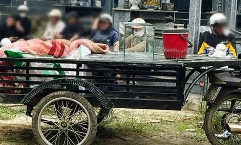 Phát hiện thi thể bọc kín chăn bông trên thùng xe lôi