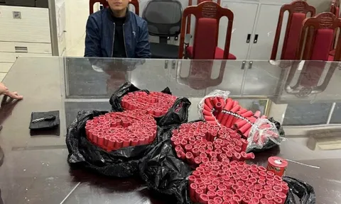 Bắt giữ đối tượng vận chuyển gần 8kg pháo nổ ở Hà Nội